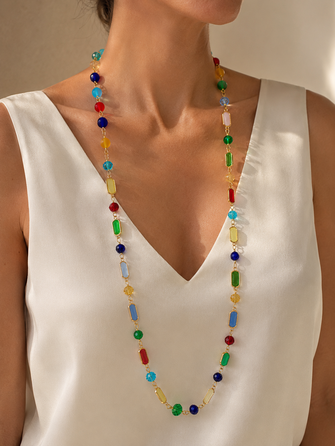 Collana Grace lunga con inserti rettangolari in vetro di Murano, 73 cm, indossata